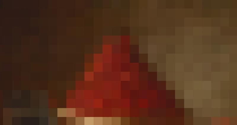 Visiteur contemplant un accrocheur peinture au musée du Louvre