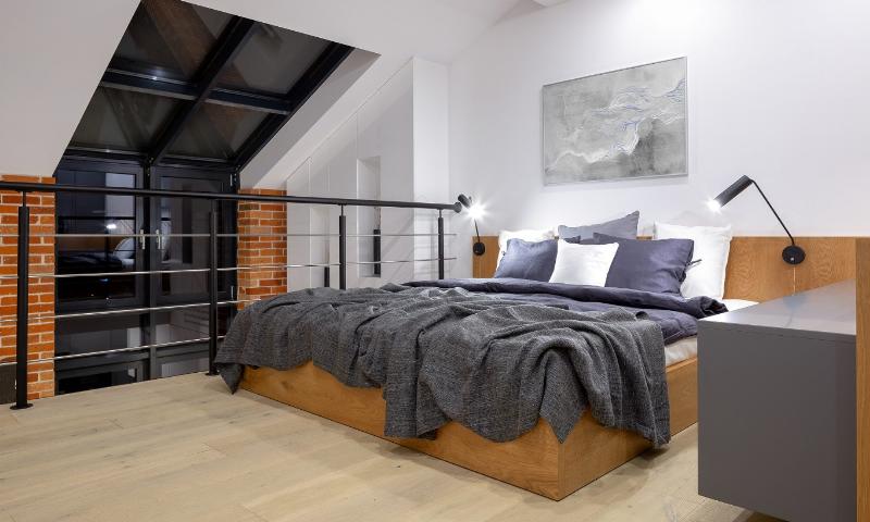 Une chambre agencée avec un style français harmonieux, où la peinture des murs se marie parfaitement avec le mobilier élégant, des textiles doux et un éclairage tamisé, créant une ambiance raffinée et accueillante.