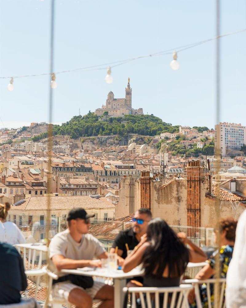 Dîner élégant avec vue sur Marseille depuis le restaurant Le Corbusier, ambiance chaleureuse