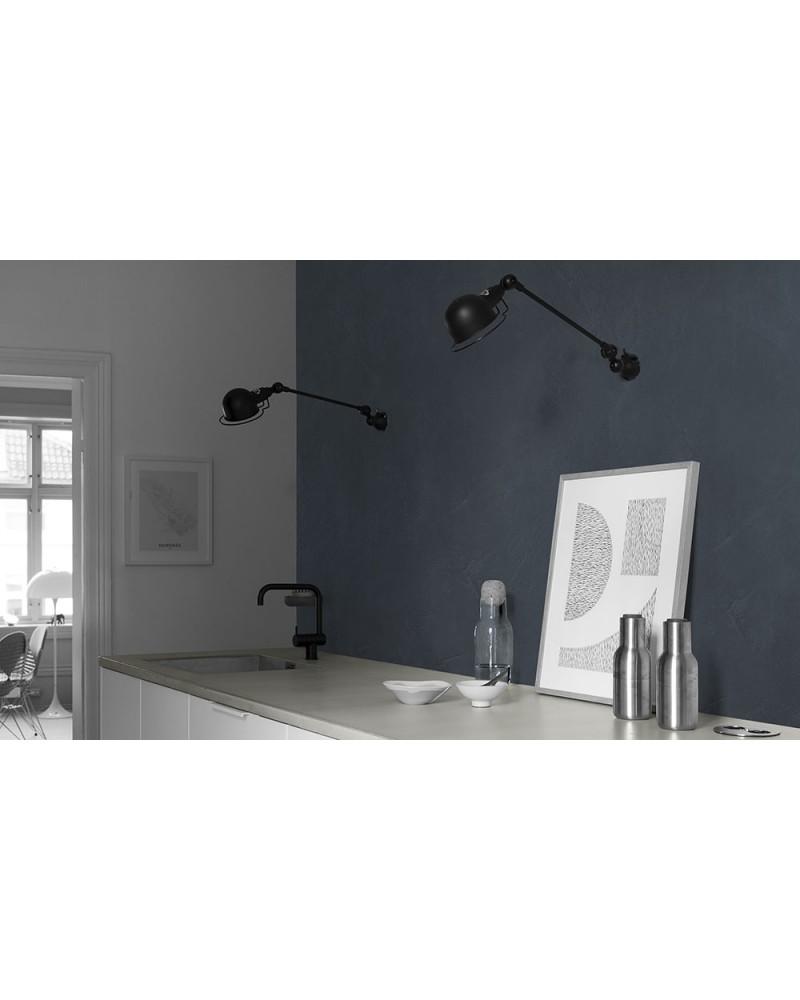 Application de la première couche de peinture sur un carrelage mural de salle de bain