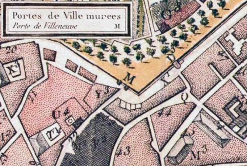 Une archéologue examinant attentivement des gravures pariétales dans une grotte sombre, représentant l'étude et la conservation des arts visuels préhistoire.