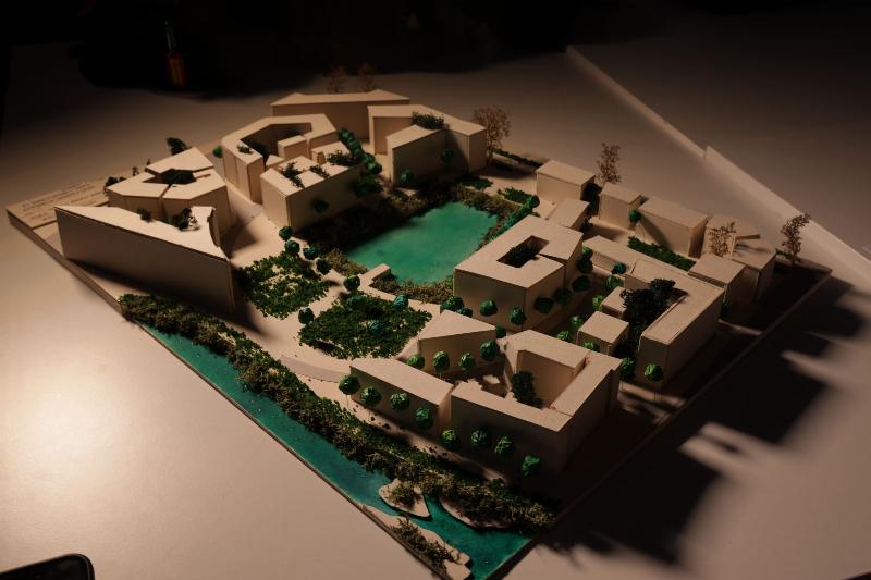 Etudiant en architecture à Aix-en-Provence travaillant sur une maquette de projet urbain