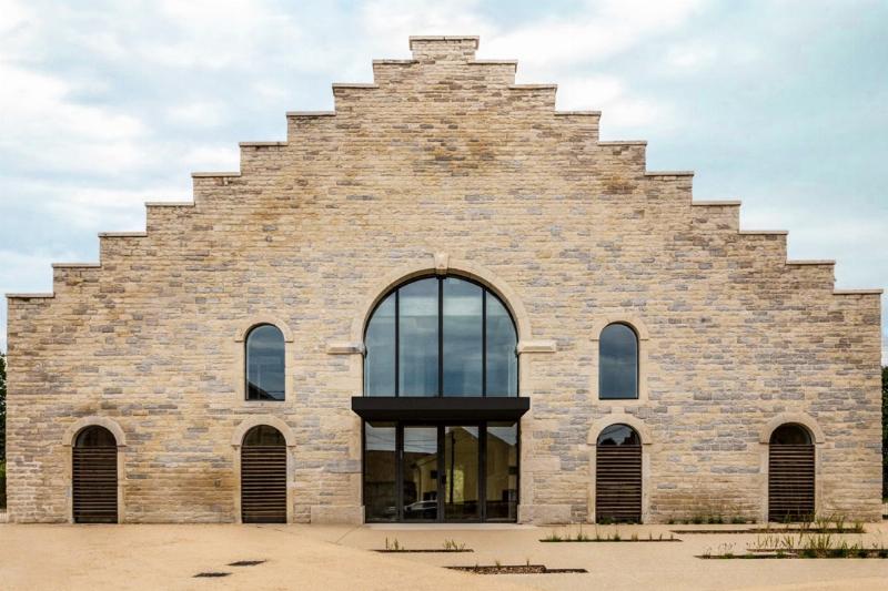 Architecture chinoise moderne intégrant des éléments traditionnels, harmonie du passé et du futur