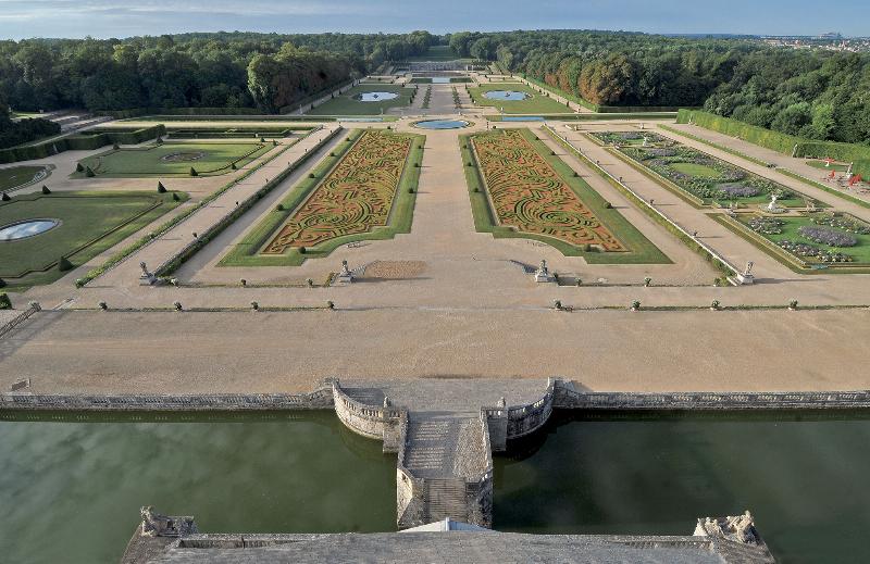Jardins à la française du château de Vaux-le-Vicomte, modèle d'aménagement paysager classique