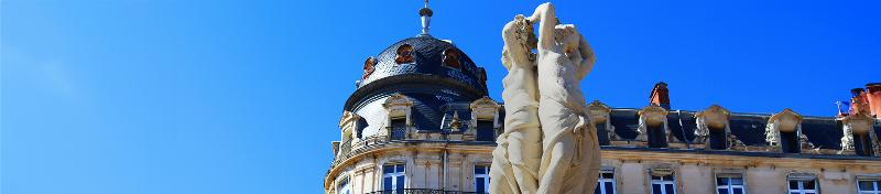 Façade haussmannienne élégante à Paris avec balcons en fer forgé, exemple d'aa architecture