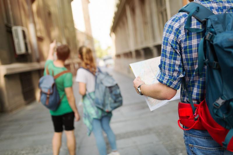 Architecture japonaise moderne intégrant tradition et modernité, avec jardin zen et matériaux contemporains