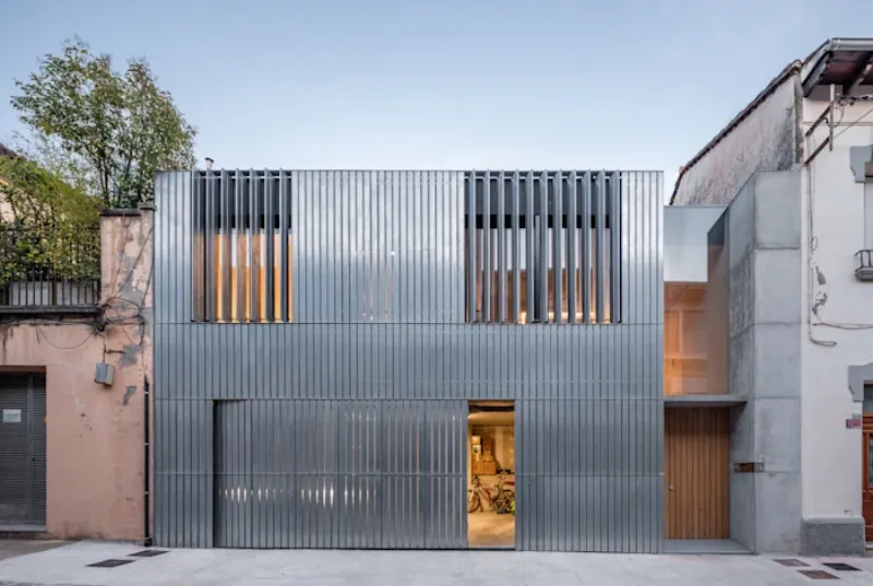 Une maison moderne française avec un design minimaliste et de grandes baies vitrées pour la lumière naturelle