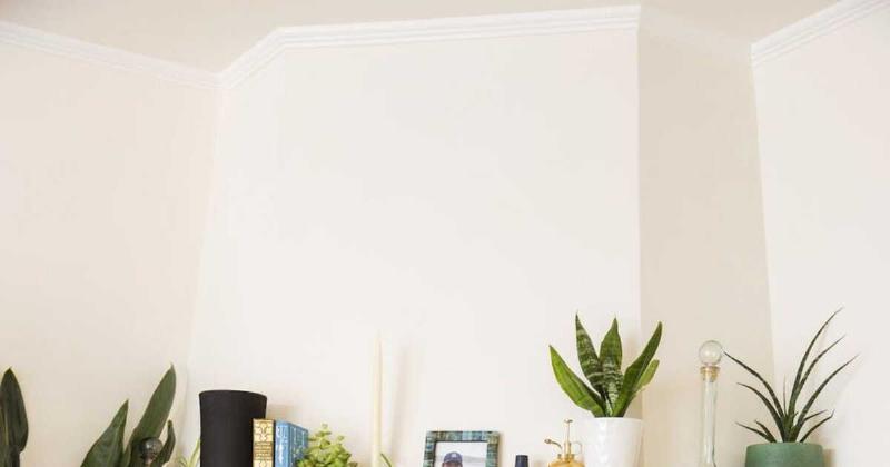 Un intérieur de maison moderne avec des touches françaises, comme une cheminée ancienne revisitée, un mobilier contemporain et des éléments d'art.