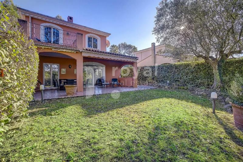 Architecture maison moderne : terrasse avec piscine, vue imprenable sur le paysage français