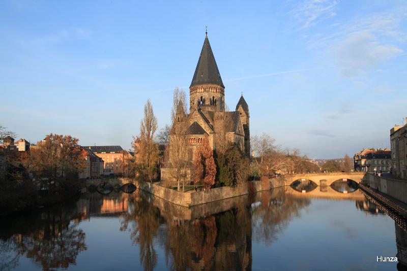 La majestueuse Gare de Metz-Ville, icône de l'architecture impériale allemande, sous un ciel bleu