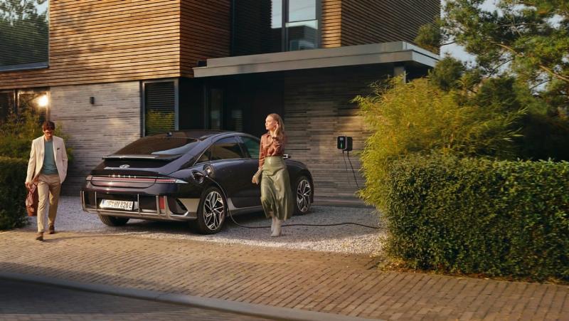 Toit futuriste du Sony Center à Berlin la nuit, illuminé, architecture innovante