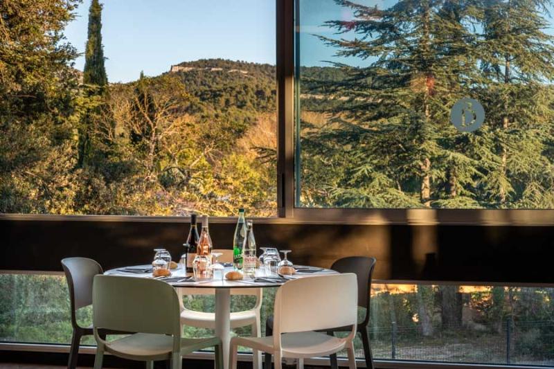 Architecture moderne en bois : Intérieur lumineux avec charpente apparente en bois et mobilier contemporain