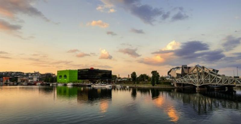 Quartier moderne de la Confluence à Lyon avec design architectural innovant