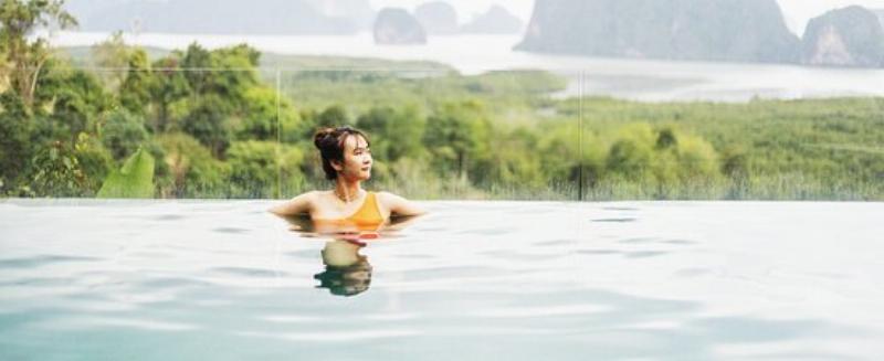Une piscine à débordement sur le toit d'un hôtel moderne à Kuala Lumpur, avec vue sur la ville