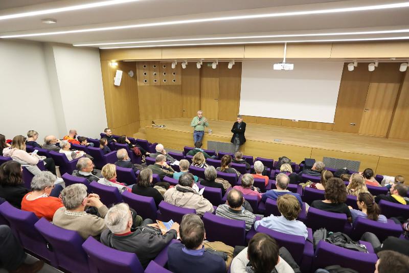 Détail d'une façade moderne Minecraft avec des touches françaises