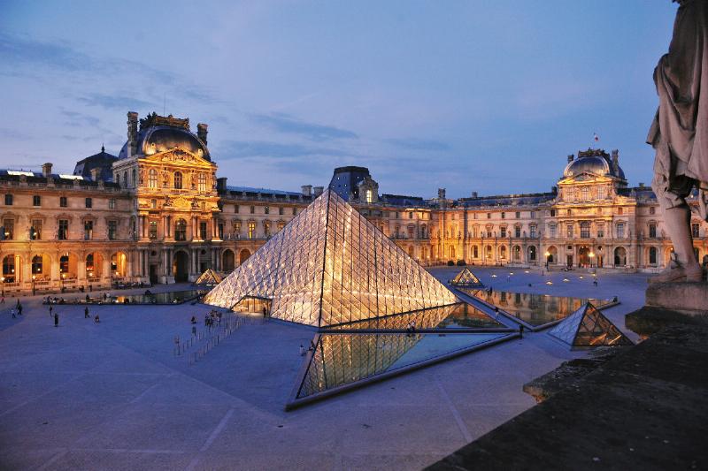 Architecture moderne socle parisien Louvre pyramide verre innovation française
