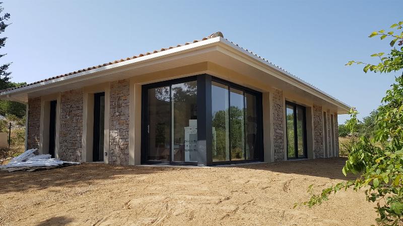 Intégration paysagère et esthétique de l'architecture moderne traditionnelle