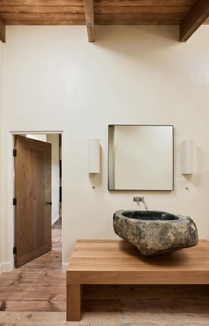 Intérieur d'architecture ranch moderne avec une touche d'élégance française, mélangeant mobilier design et art contemporain