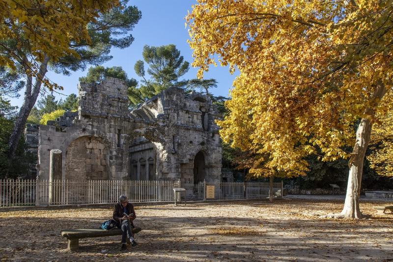 Architecture romaine moderne : Le Carré d'Art de Nîmes et le temple romain en arrière-plan