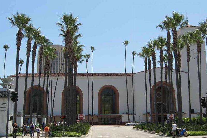 Détail d'une gare française de style streamline moderne