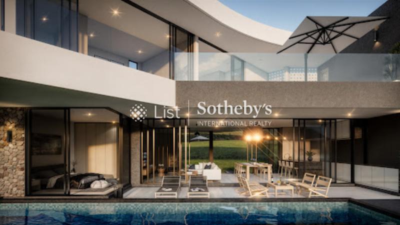 Architecture thaïlandaise moderne intégrant des éléments de lumière naturelle et de verdure