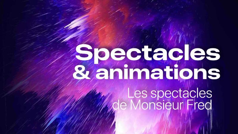 Public interagit avec une sculpture bonbon géante, joie et étonnement enfantin