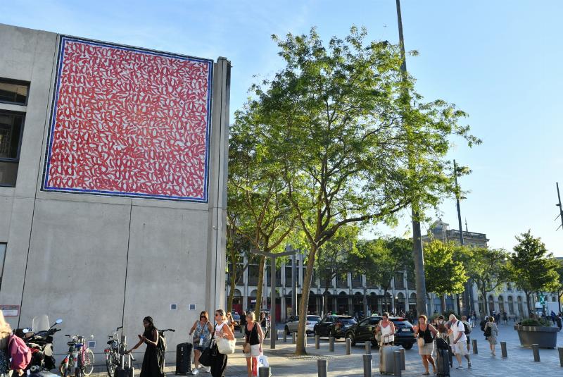 Une sculpture contemporaine abstraite et monumentale d'une figure féminine ample dans un espace public.