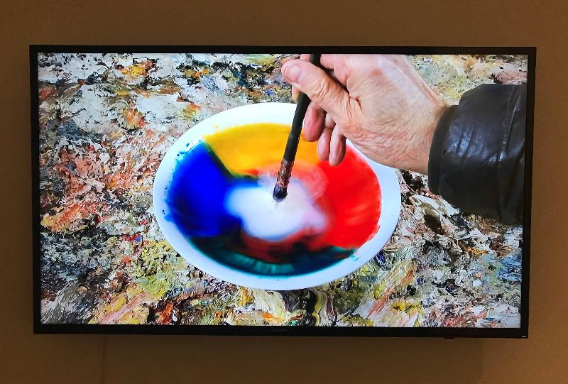 Une œuvre d'art contemporain audacieuse exposée dans une galerie parisienne, annonçant le futur artistique.