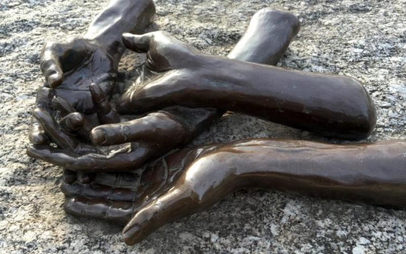 Art sculptural en acier moderne par un artiste français contemporain, reflétant la puissance du métal