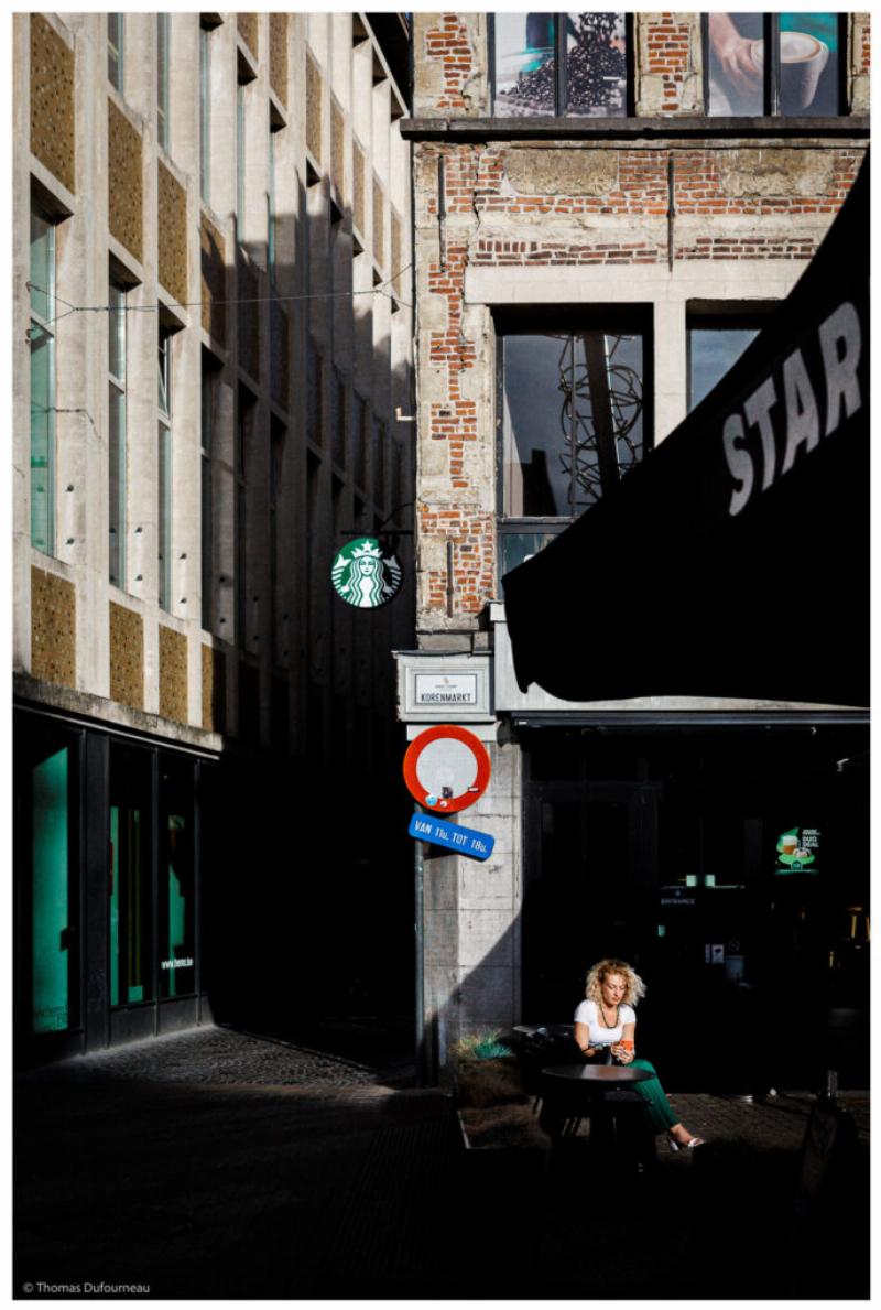 Graffiti aux couleurs vives illuminant une ruelle parisienne, art urbain à Paris