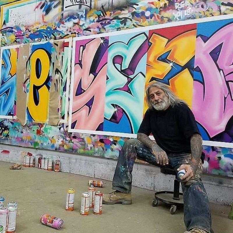 Pochoir engagé avec message social sur mur parisien, art urbain à Paris