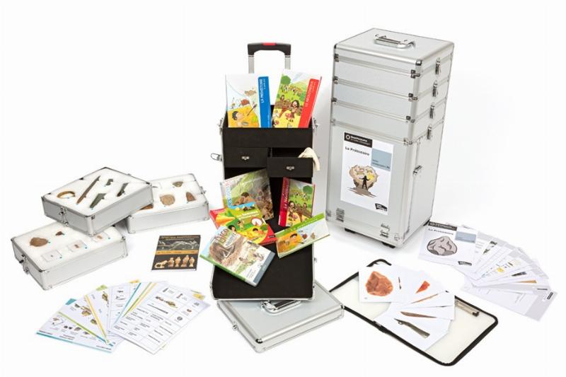 Des élèves de CE1 CE2 en visite scolaire dans un musée d'art visuel français