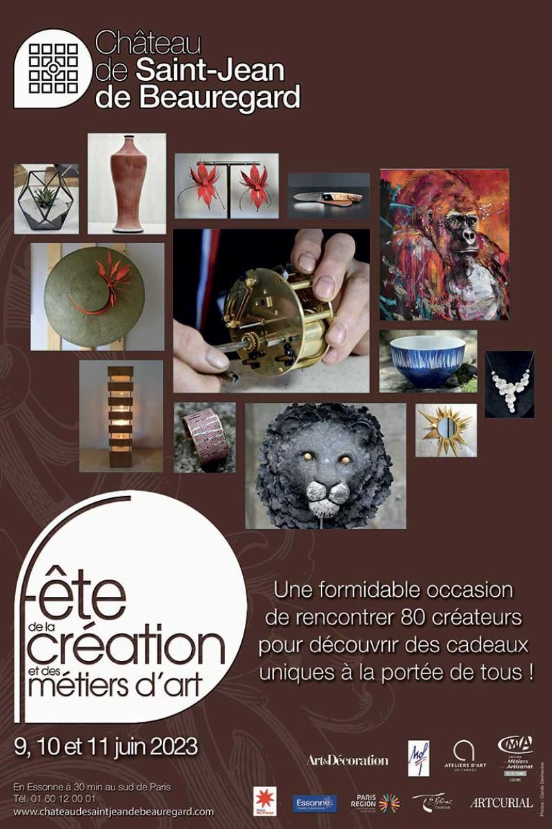 Artiste français créant un tableau sculpture dans son atelier