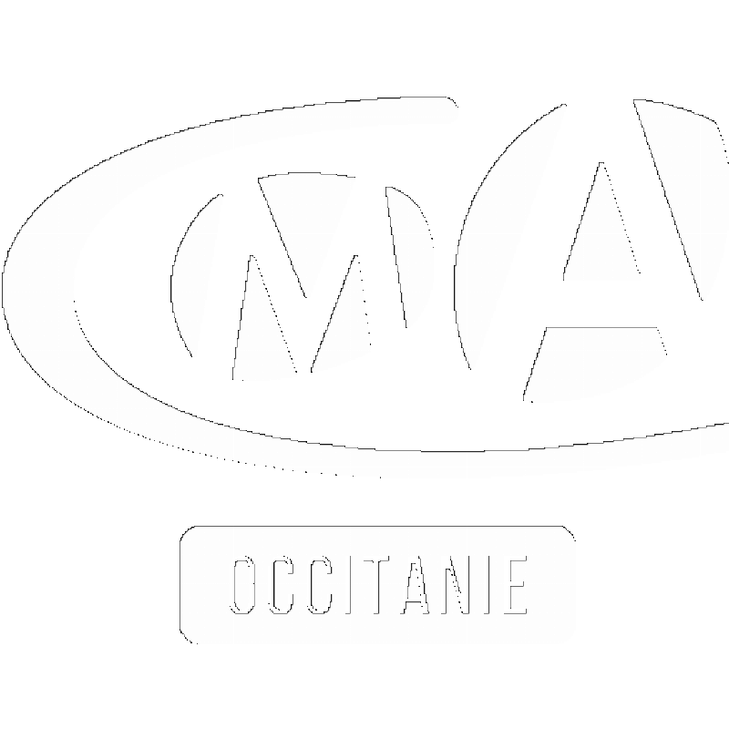 Un artiste céramiste sculpteur travaillant l'argile dans son atelier pour une sculpture contemporaine