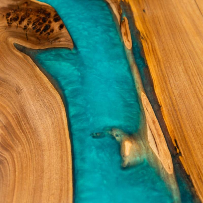 Artiste français travaillant la résine époxy, techniques de coulée