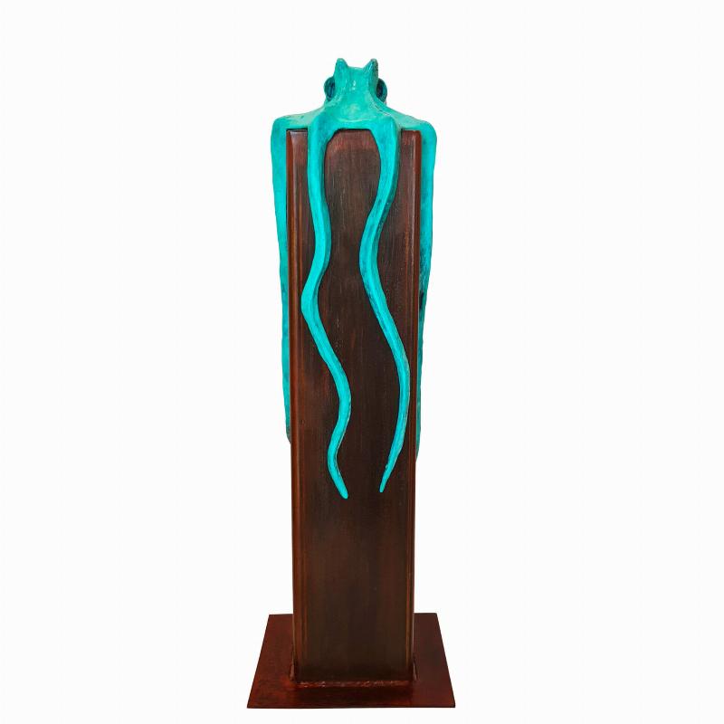 Artiste français créant une sculpture de pieuvre détaillée dans son atelier