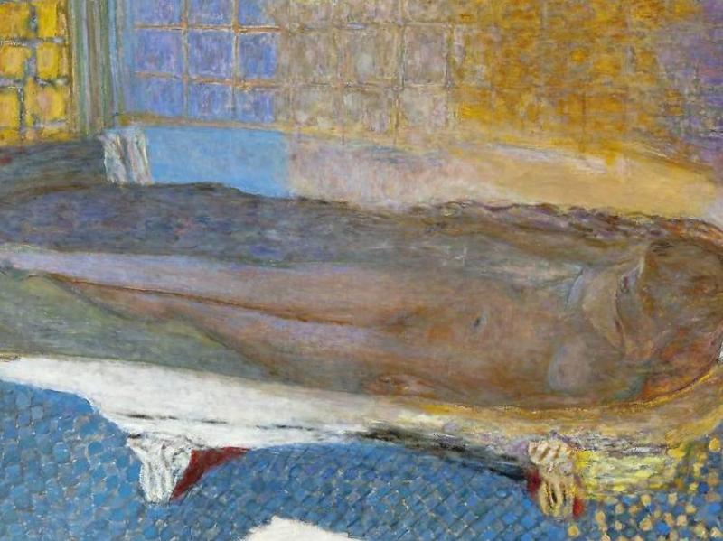 Un artiste sculpteur bronze dans son atelier, façonnant une œuvre avec des outils traditionnels et modernes, sous un éclairage doux, mettant en valeur le processus créatif.