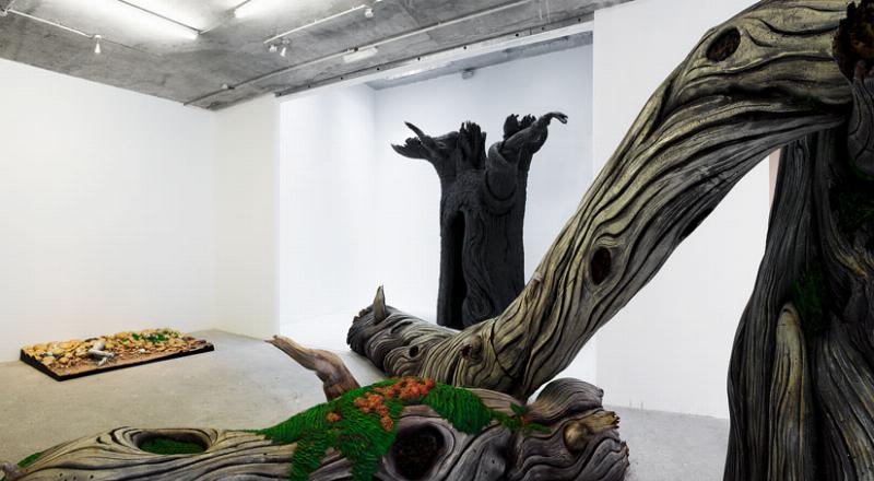 Installation d'art numérique interactive dans une galerie contemporaine, avec des visiteurs engagés