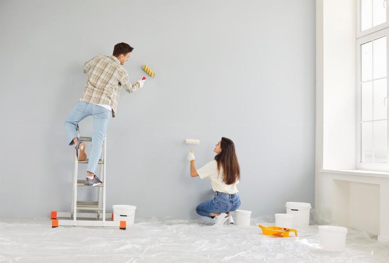 Astuces efficaces pour détacher la peinture acrylique d'un vêtement : vinaigre blanc, brosse à dents et savon de Marseille