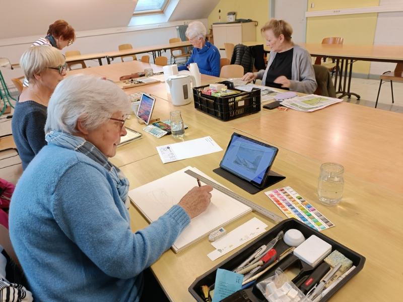 Ambiance chaleureuse d'un atelier d'art avec différentes sortes de peinture pastel