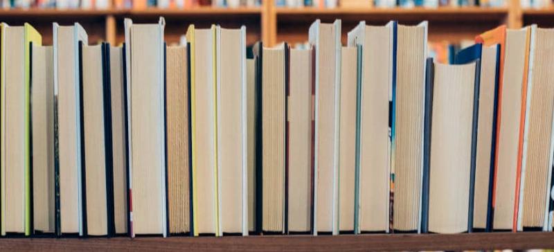 Atelier de peinture sur céramique inspiration artiste français en pleine création