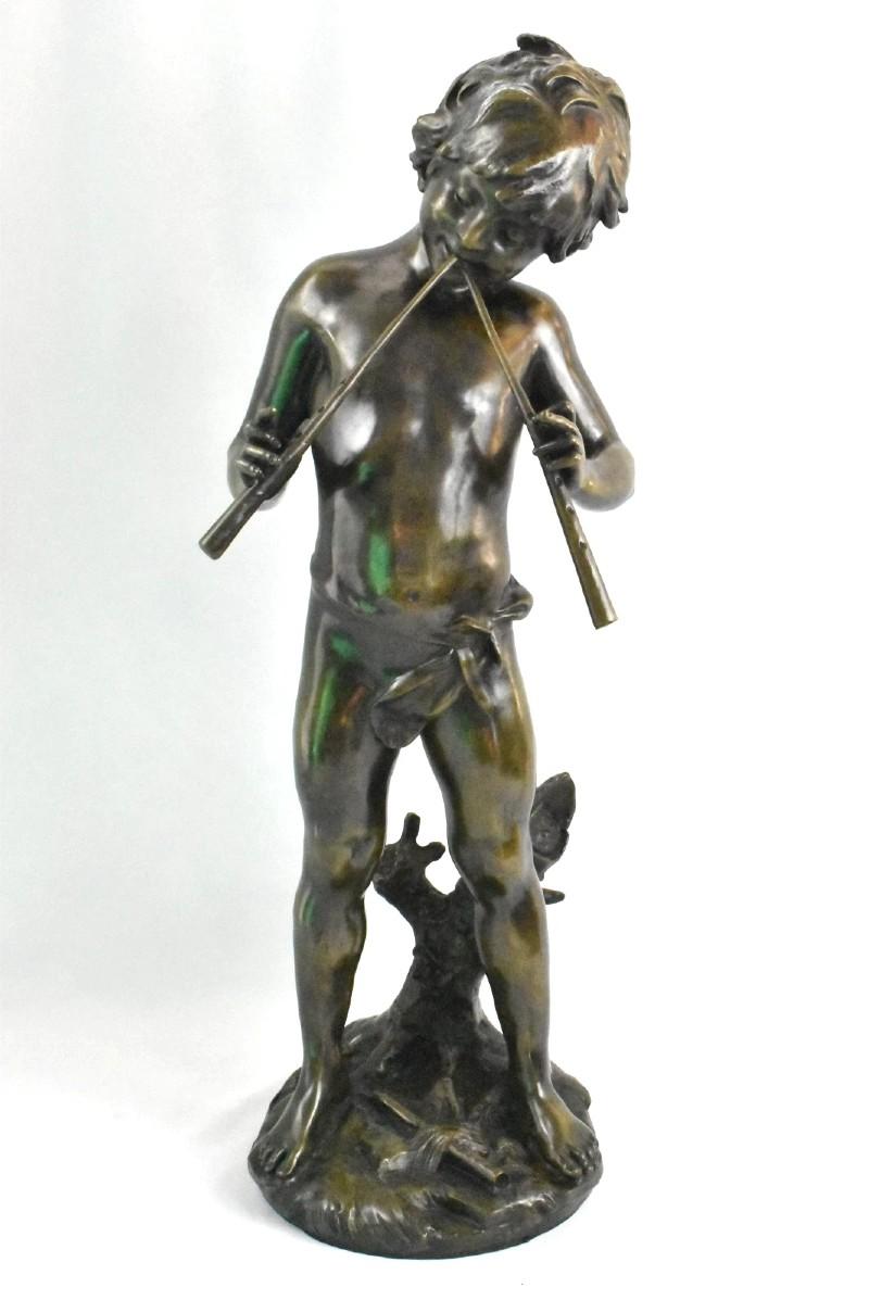 Une sculpture en bronze d'Auguste Moreau avec une patine originale bien conservée.