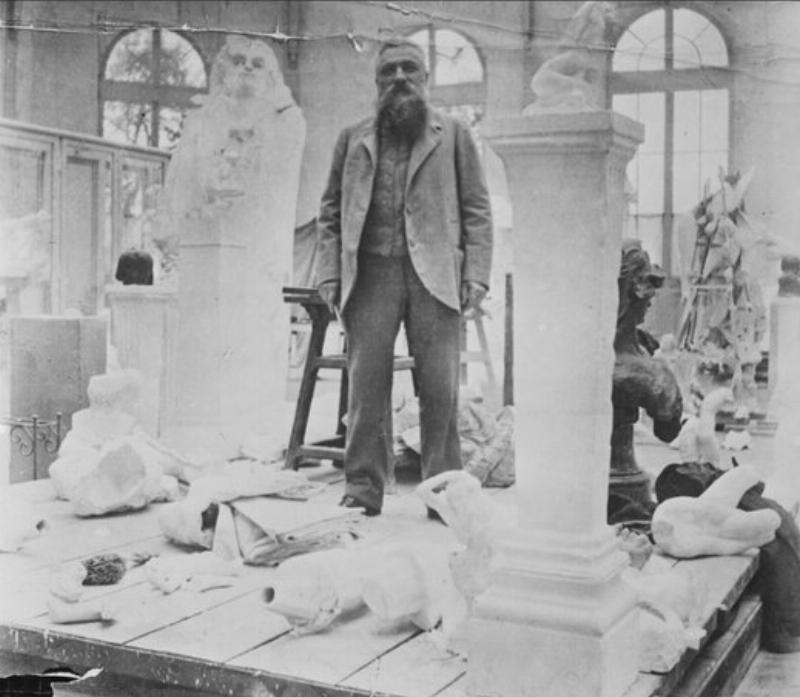 Sculpture du Balzac de Rodin avec sa robe drapée, controversée au Salon de 1898, emblème de la sculpture moderne.