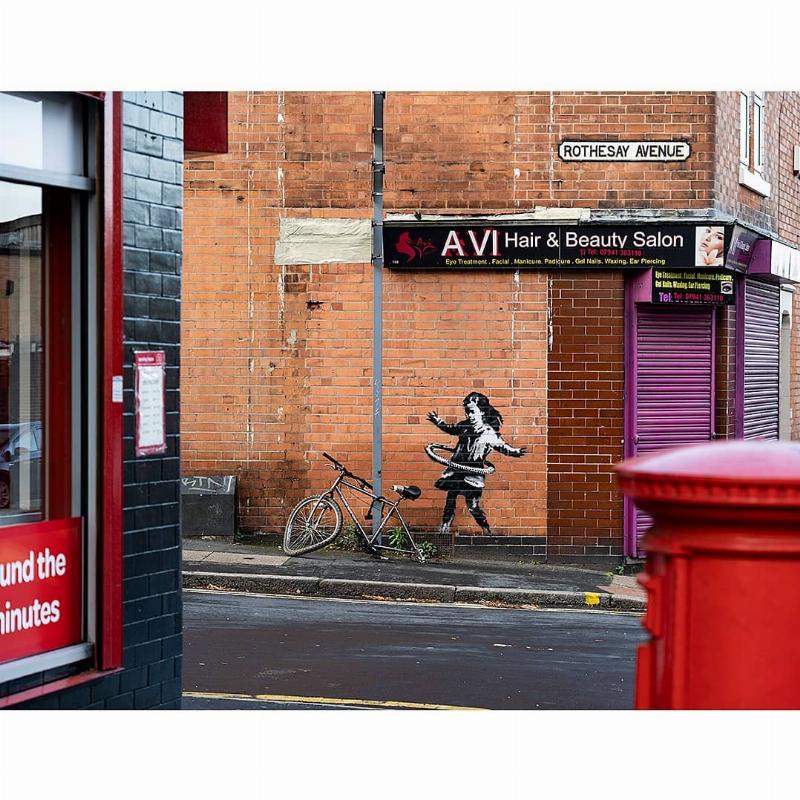 Oeuvre d'art urbain de Banksy critiquant la société de consommation