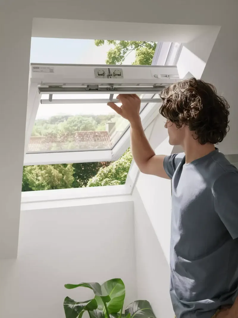 Bébé dans une chambre saine favorisant un développement équilibré avec de l'air pur