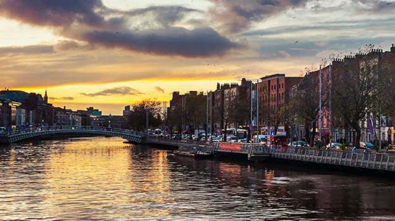 Intérieur bibliothèque ancienne Dublin trésors littérature irlandaise contemporaine