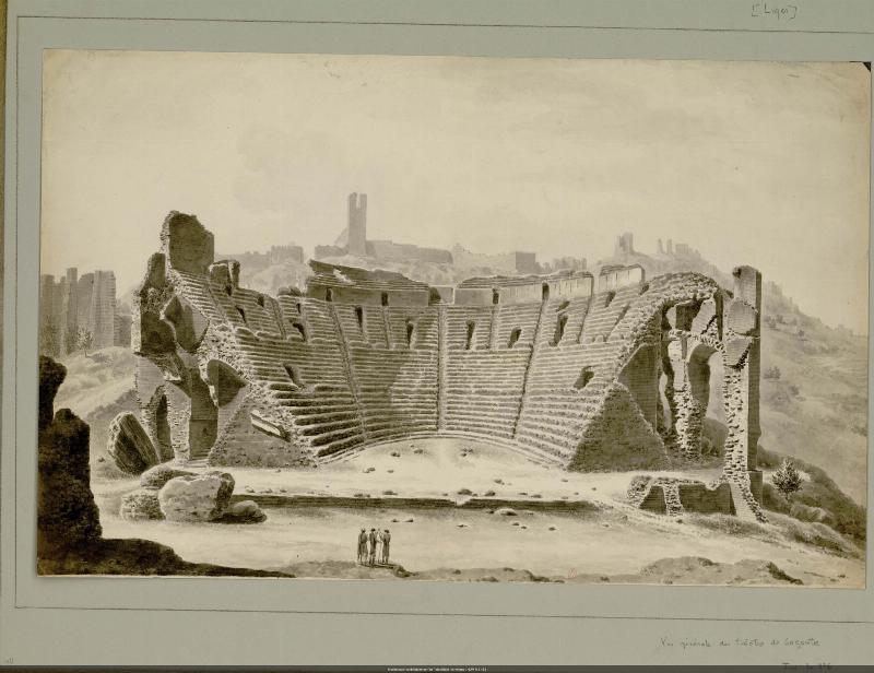 Bibliothèque moderne présentant des livres et des écrans affichant des archives numériques d'architecture française.