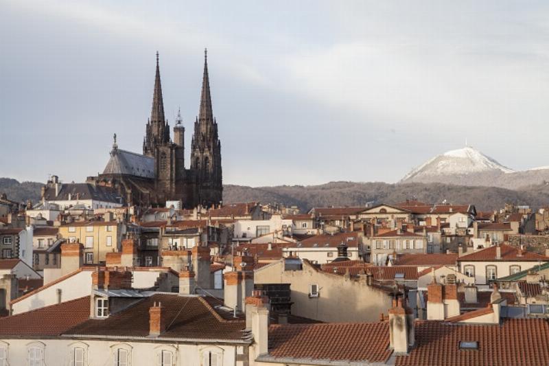 Une bibliothèque remplie de classiques Goncourt invitant à l'exploration littéraire