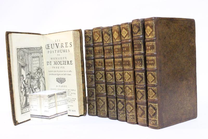 Manuscrits et éditions originales des œuvres de Molière dans une bibliothèque historique.