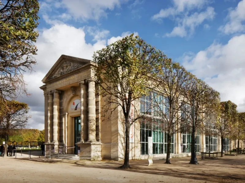 Vue extérieure de la Bibliothèque Nationale de France, montrant sa monumentalité et son design contemporain